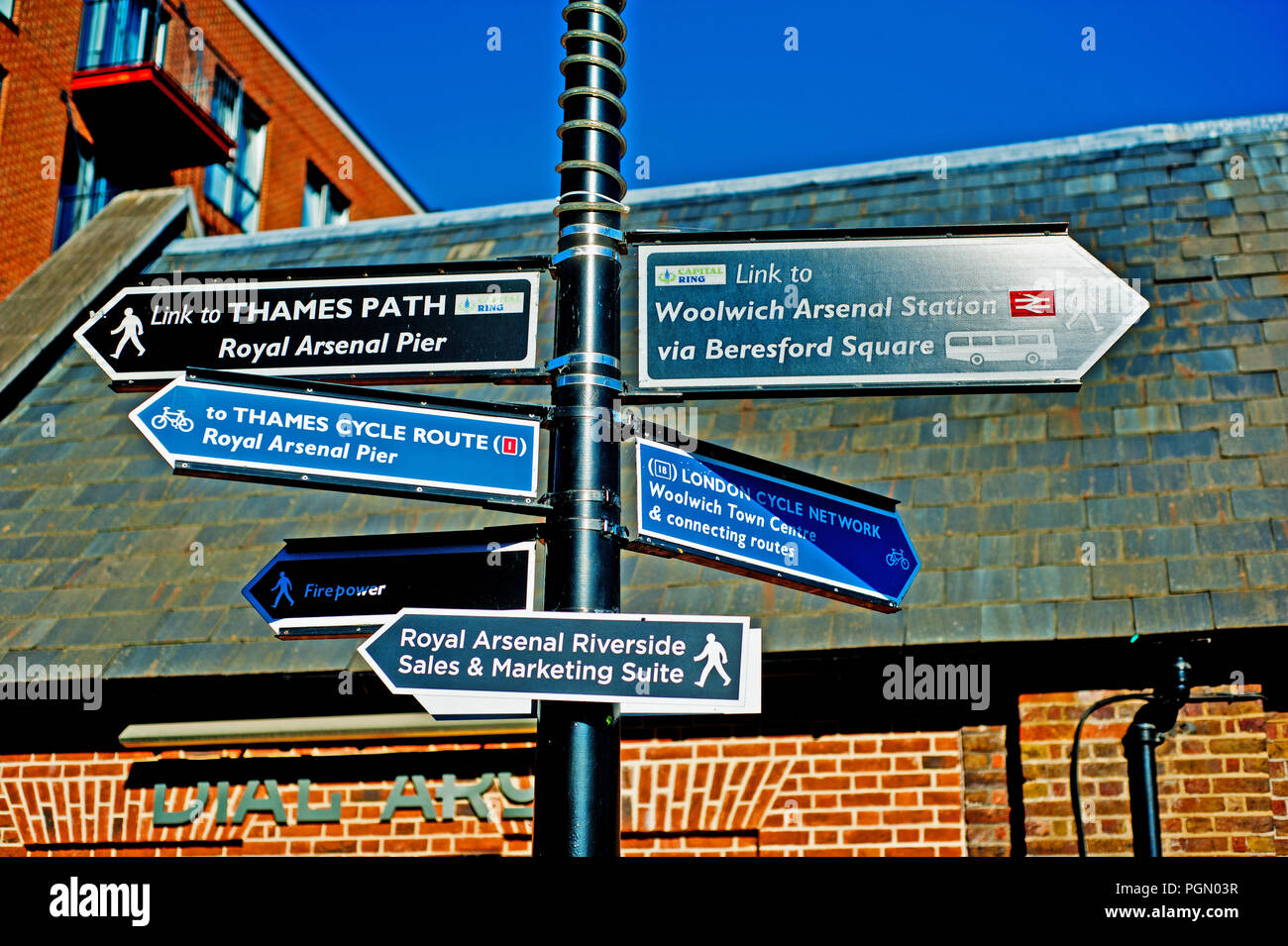 Direction de l'information signe, Arsenal Royal Riverside, Woolwich Arsenal, Londres, Angleterre Banque D'Images