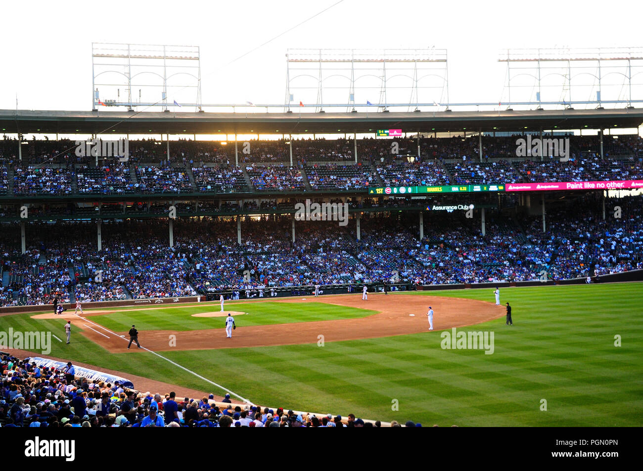 Le stade de baseball MLB Chicago Wrigley Field est l'endroit où les Cubs de Chicago jouer au baseball. Jeu de nuit d'oursons vs Cincinnati Reds. Banque D'Images