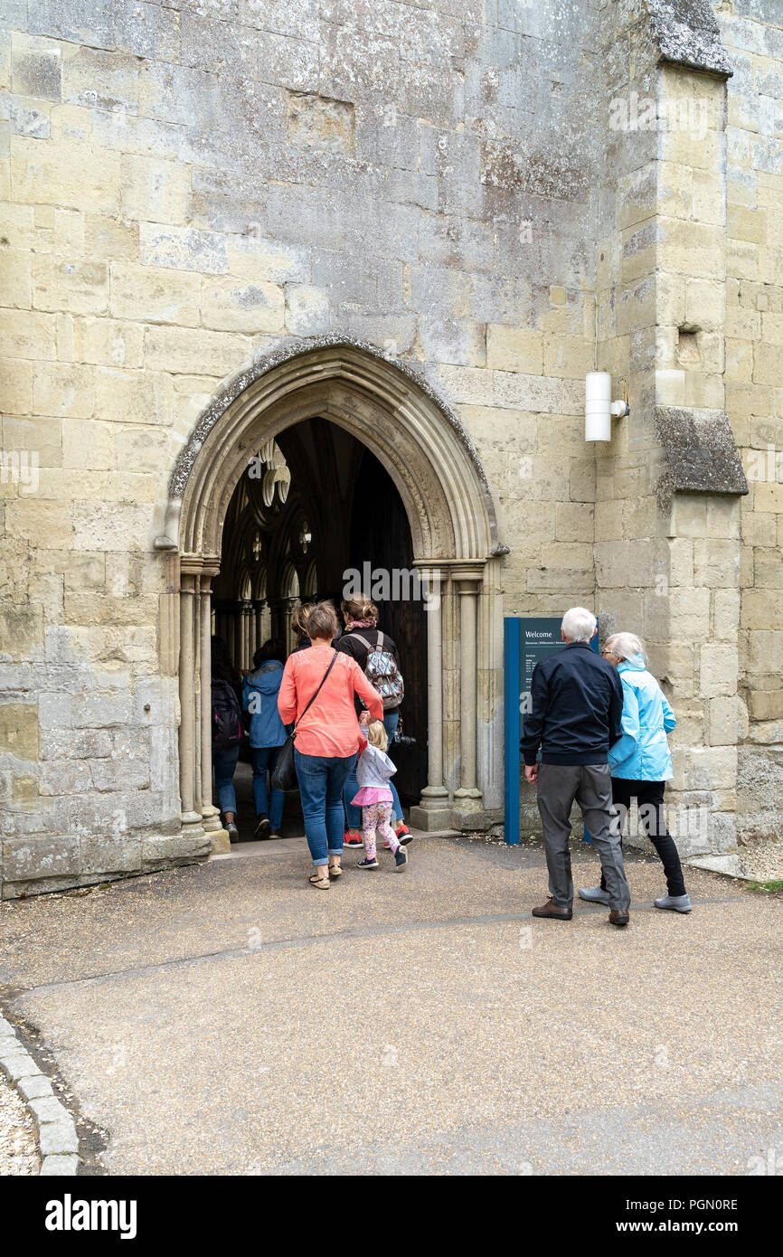 Les gens qui entrent dans la cathédrale de Salisbury cloisters Banque D'Images