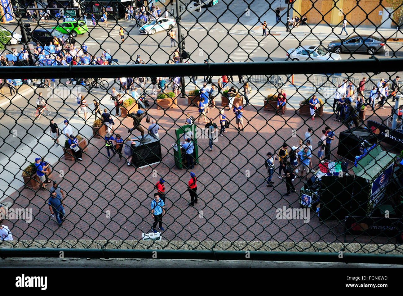 Le stade de baseball MLB Chicago Wrigley Field est l'endroit où les Cubs de Chicago jouer au baseball. Jeu de nuit d'oursons vs Cincinnati Reds. Banque D'Images