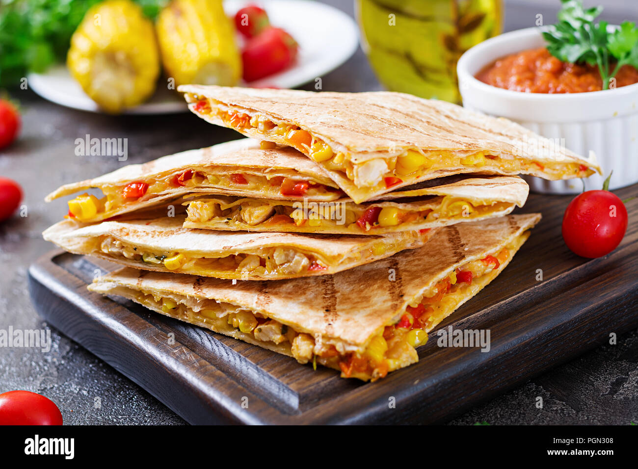 Quesadilla mexicaine Wrap au poulet, maïs et poivron et sauce tomate Banque D'Images