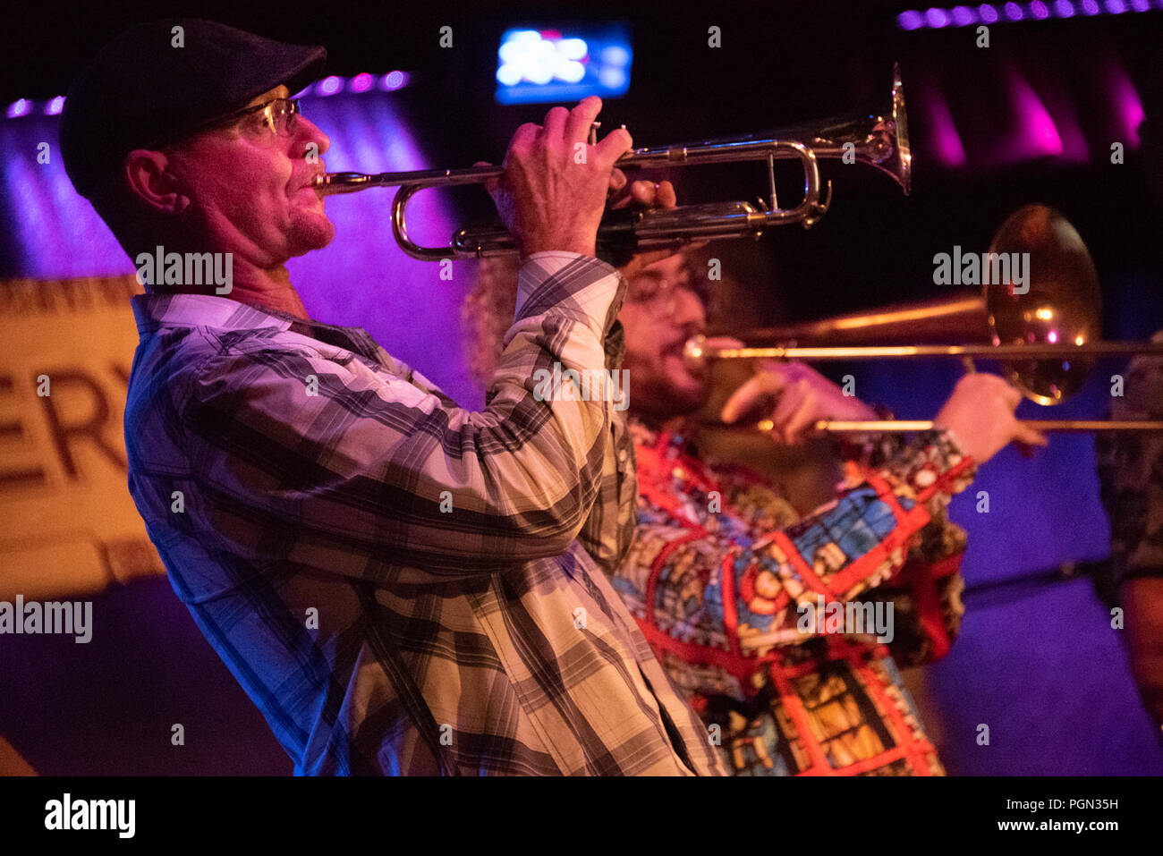 Musiciens en laiton Karl Liberatore (trompette) et Freedman Steorts (trombone) Inscrivez-vous Claude Barzotti pour quelques chansons pendant un concert au City Winery ATL. Banque D'Images