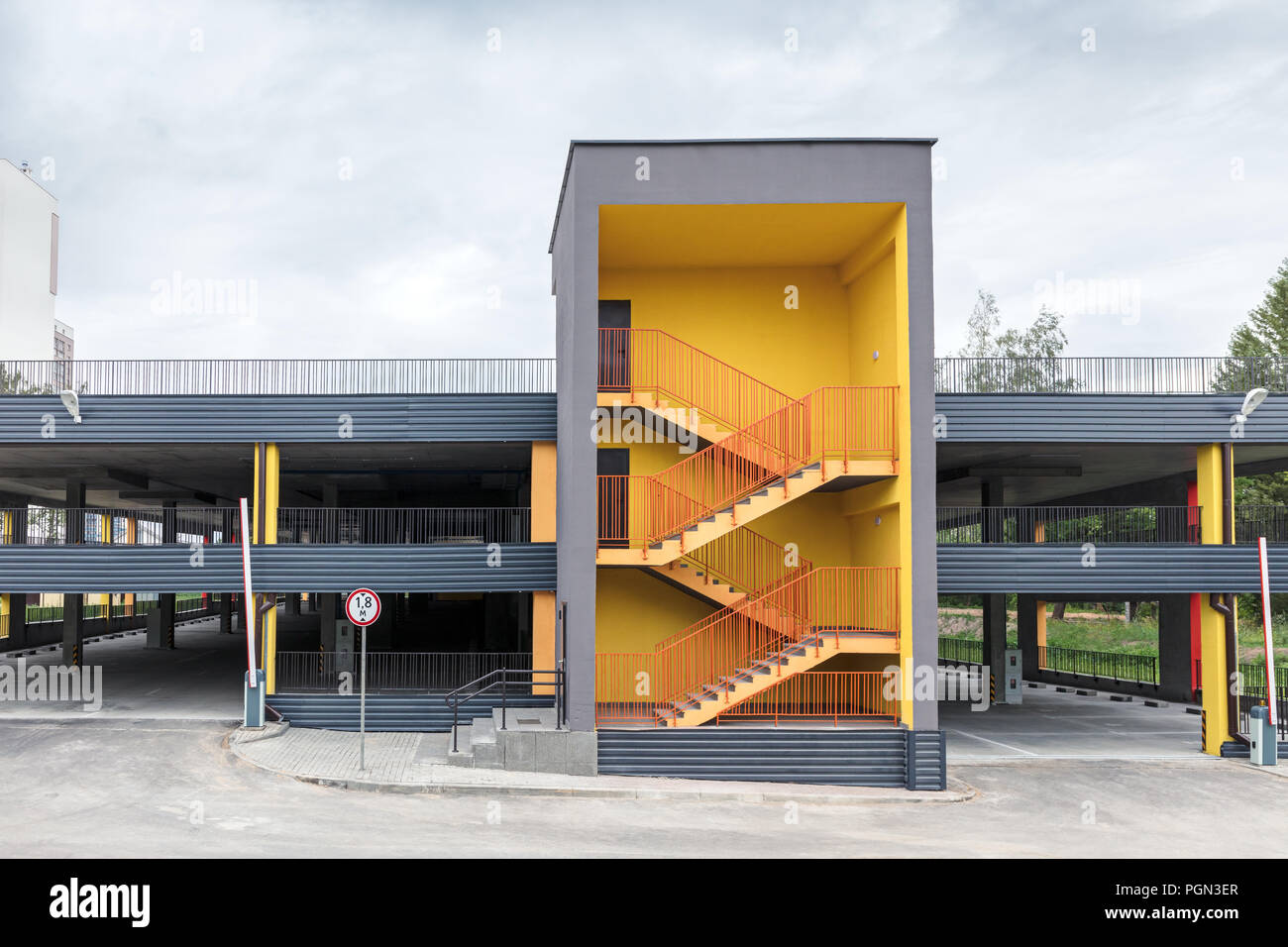 Moderne récemment construit wagons porte-garage de stationnement extérieures peintes aux couleurs vives Banque D'Images