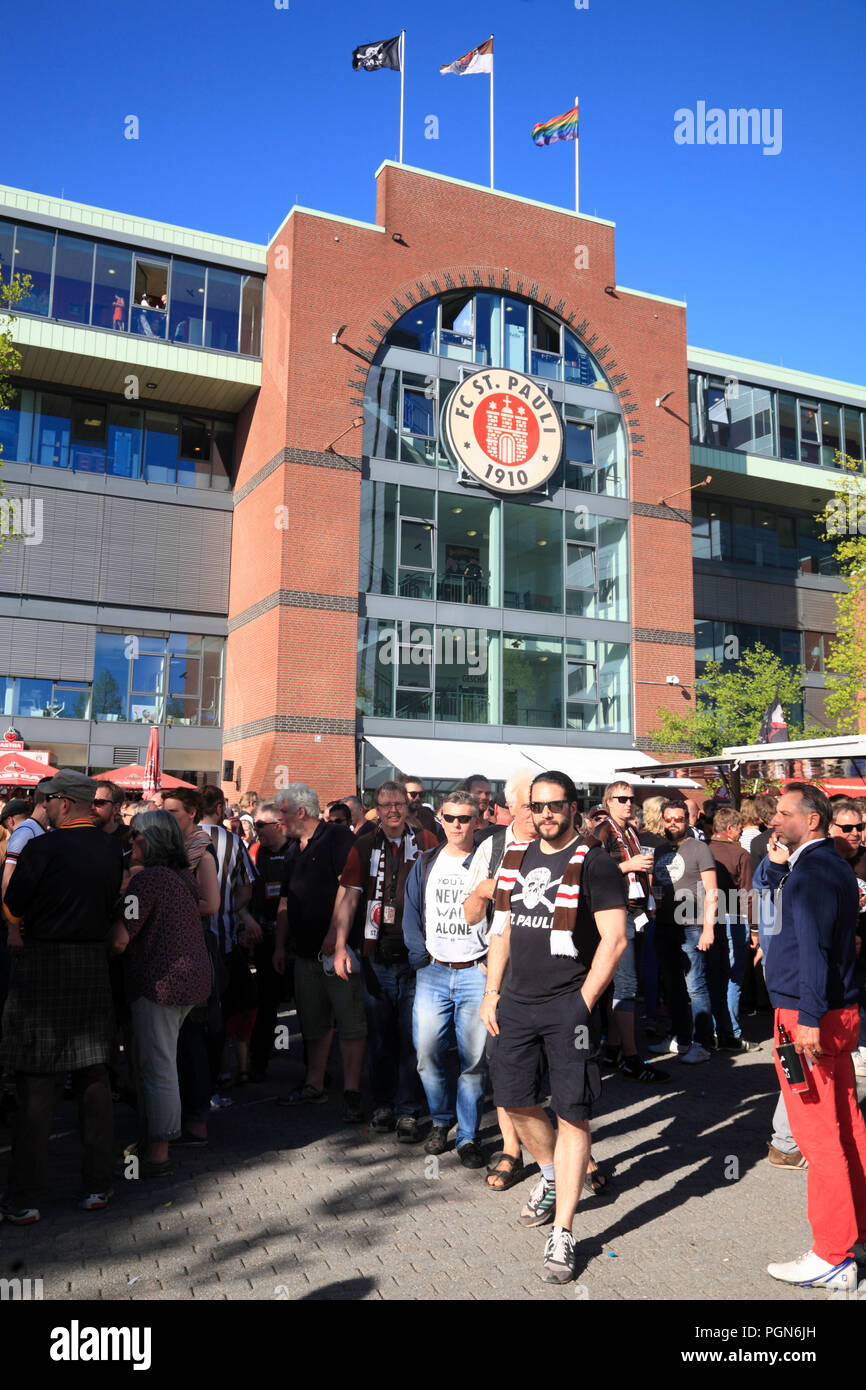 Les fans de football après le match, FC St Pauli, St.Pauli, Hambourg, Allemagne, Europe Banque D'Images