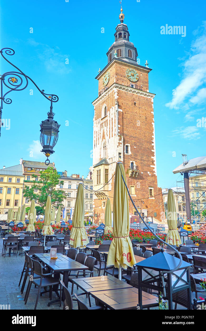 Cracovie, Pologne - 11 juin 2018 : matinée en plac Mariacki, la place principale avec un agréable café en plein air et la Tour de l'Hôtel de ville médiévale sur le contexte, le 1 juin Banque D'Images