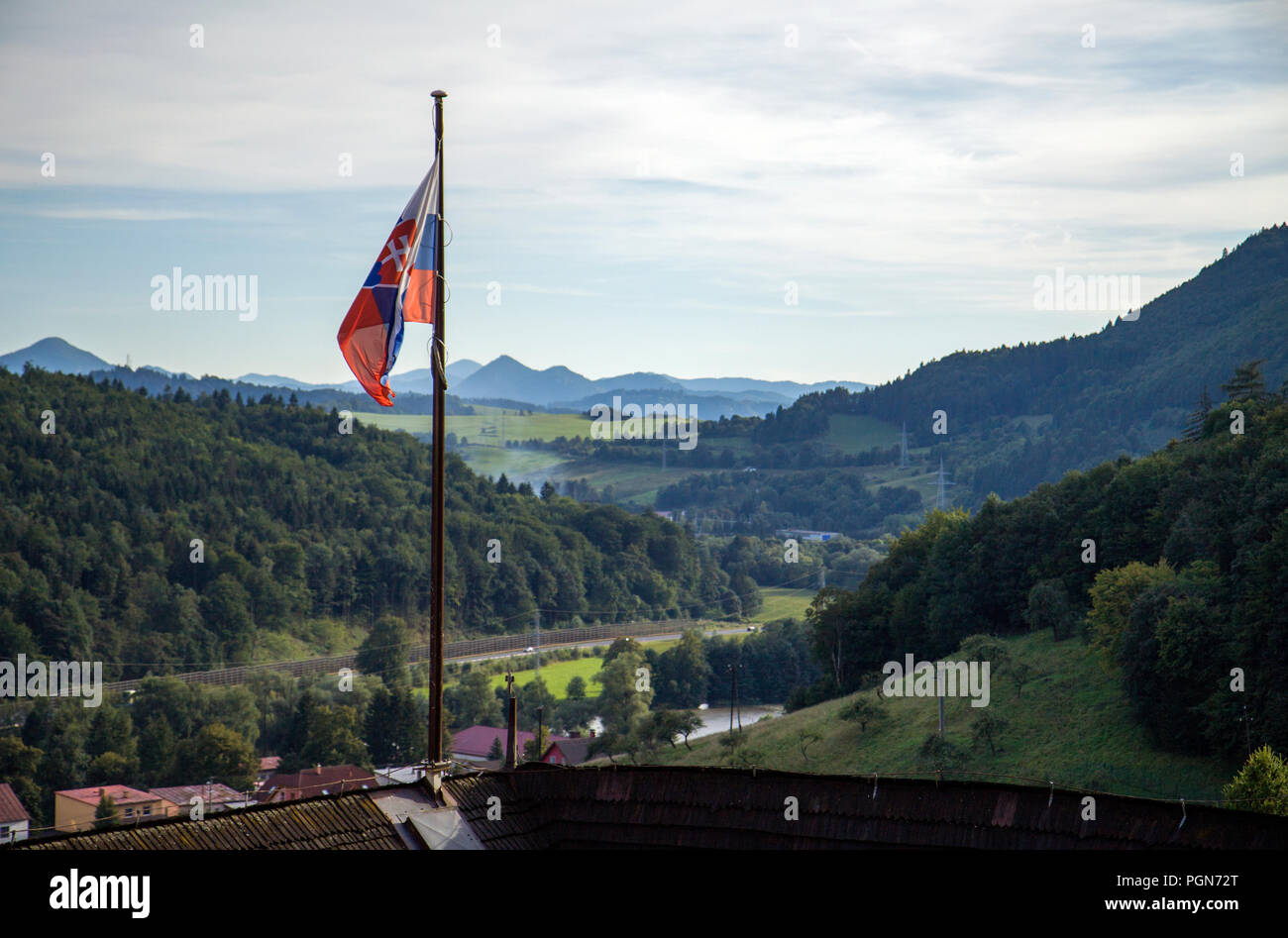 La Slovaquie de brandir le drapeau national dans le paysage montagneux. Banque D'Images