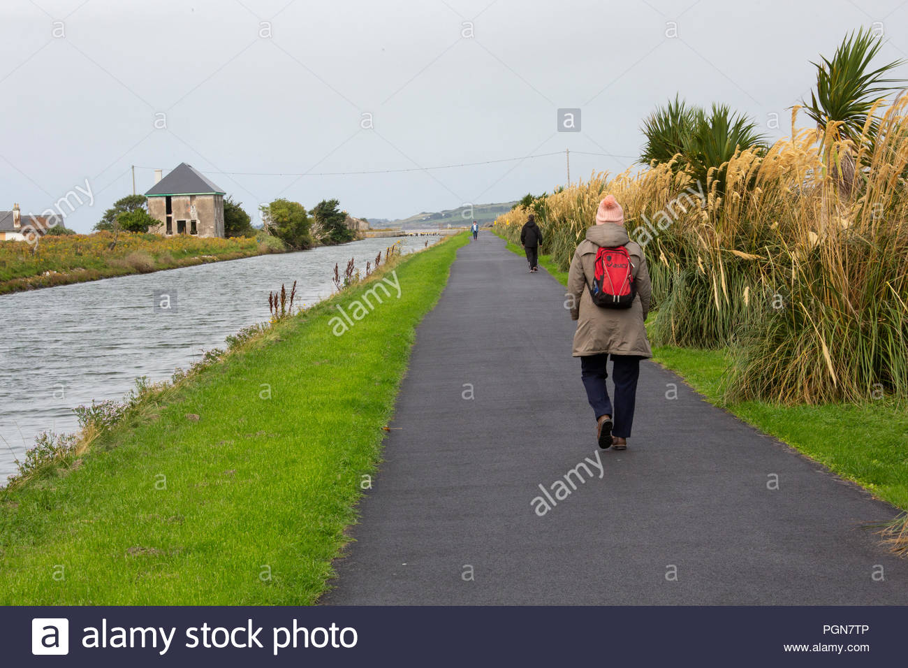 Une femme marche par le canal à Tralee dans le comté de Kerry que l'été tire à sa fin Banque D'Images