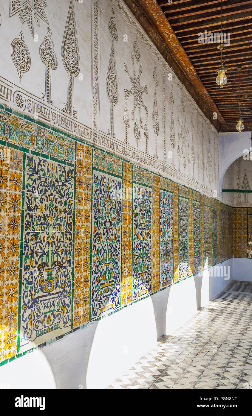 KAIROUAN, TUNISIE - 30 août 2015 : Le corridor panoramique de Sidi Sahab, mosquée (Mosquée du barbier) avec du stuc sculpté traceries et masterpiece p Islamique Banque D'Images