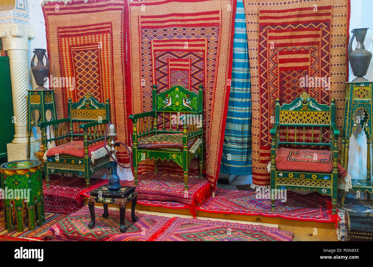 KAIROUAN, TUNISIE - 30 août 2015 : la chambre de Governor's Mansion décoré de bédouin traditionnel dans les tapis et meubles sculptés gamma rouge Banque D'Images