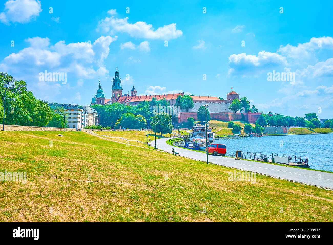 Promenade alond Vistule est le meilleur endroit pour se reposer et se détendre avec vue sur le château Wawel médiévale magnifique, Cracovie, Pologne Banque D'Images