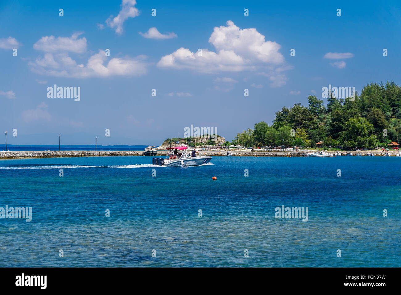 Patrouilleur des garde-côtes hellénique à la mer grecque. L'application du droit maritime avec les agents de patrouille, l'entrée du vieux port de Limenas, à Thassos island. Banque D'Images