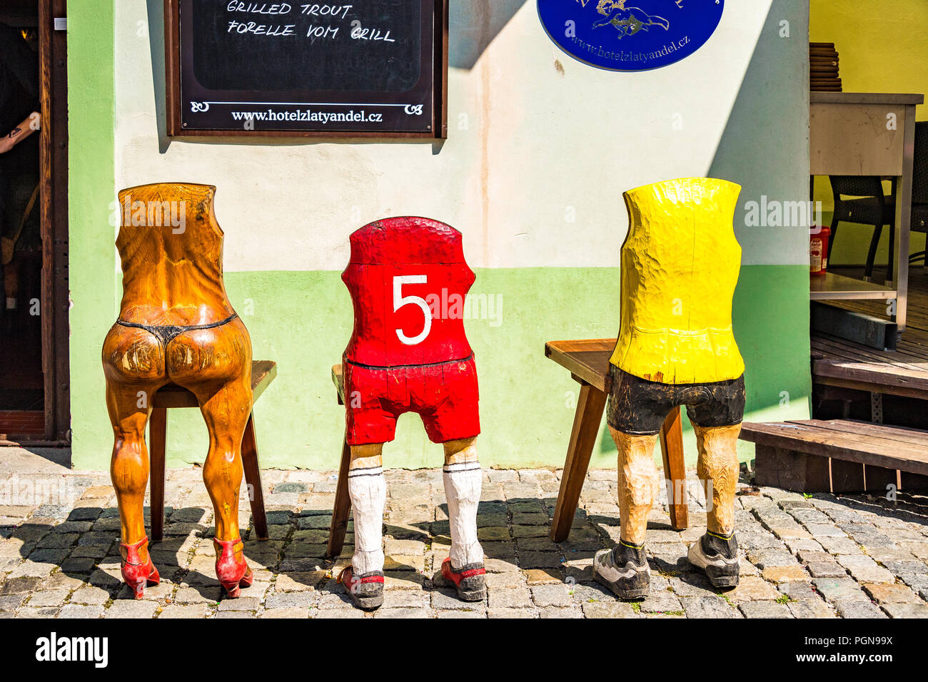 Chaises en bois étrange à Český Krumlov, République Tchèque Banque D'Images