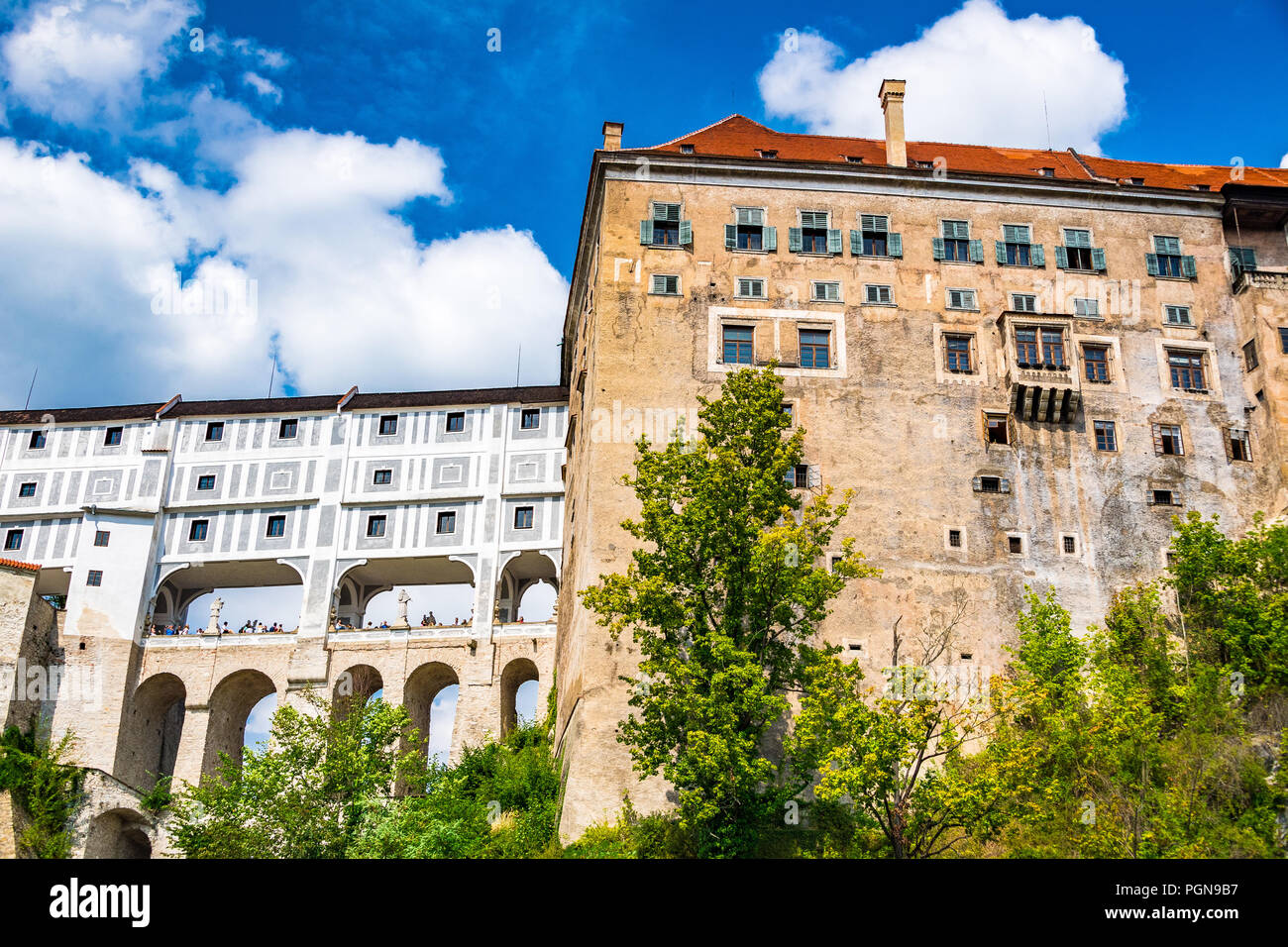 Český Krumlov est une ville dans la région de Bohême du sud de la République tchèque. Son centre historique, centré autour de l'ensemble du château de Český Krumlov. Banque D'Images