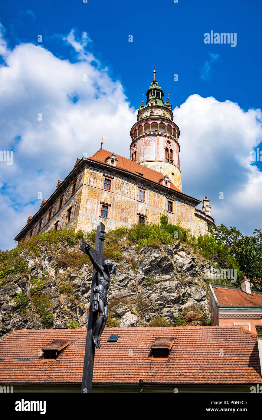 Český Krumlov est une ville dans la région de Bohême du sud de la République tchèque. Son centre historique, centré autour de l'ensemble du château de Český Krumlov. Banque D'Images