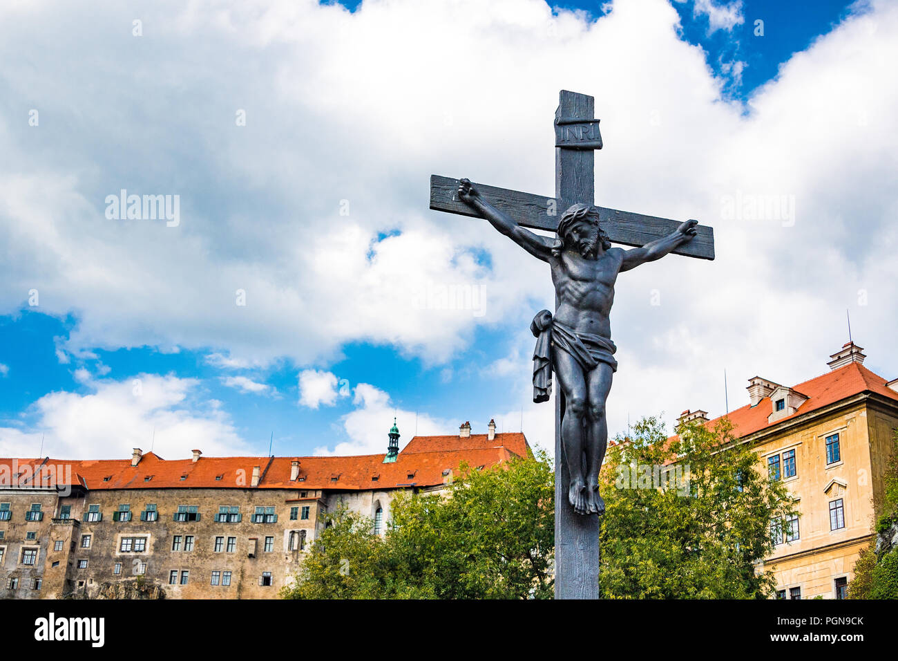 Statue de Jésus Christ sur un pont au-dessus de la rivière Vtava dans le centre de Český Krumlov, République Tchèque Banque D'Images