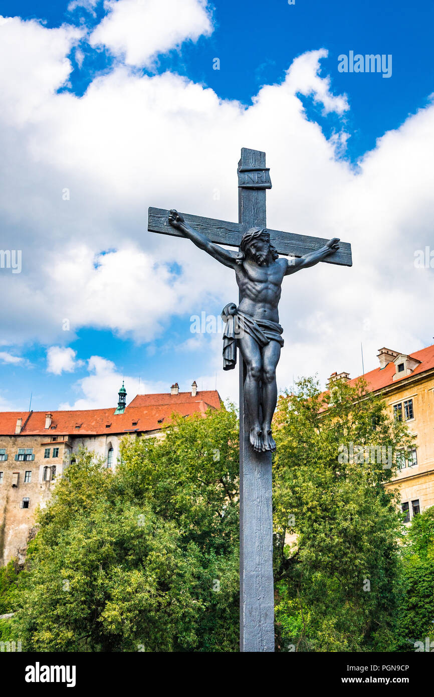 Statue de Jésus Christ sur un pont au-dessus de la rivière Vtava dans le centre de Český Krumlov, République Tchèque Banque D'Images