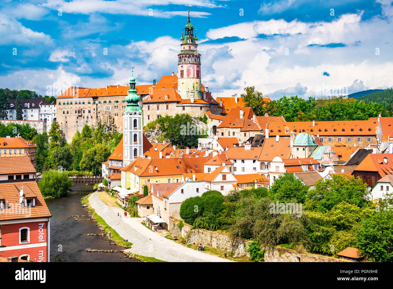 Český Krumlov est une ville dans la région de Bohême du sud de la République tchèque. Son centre historique, centré autour de l'ensemble du château de Český Krumlov. Banque D'Images