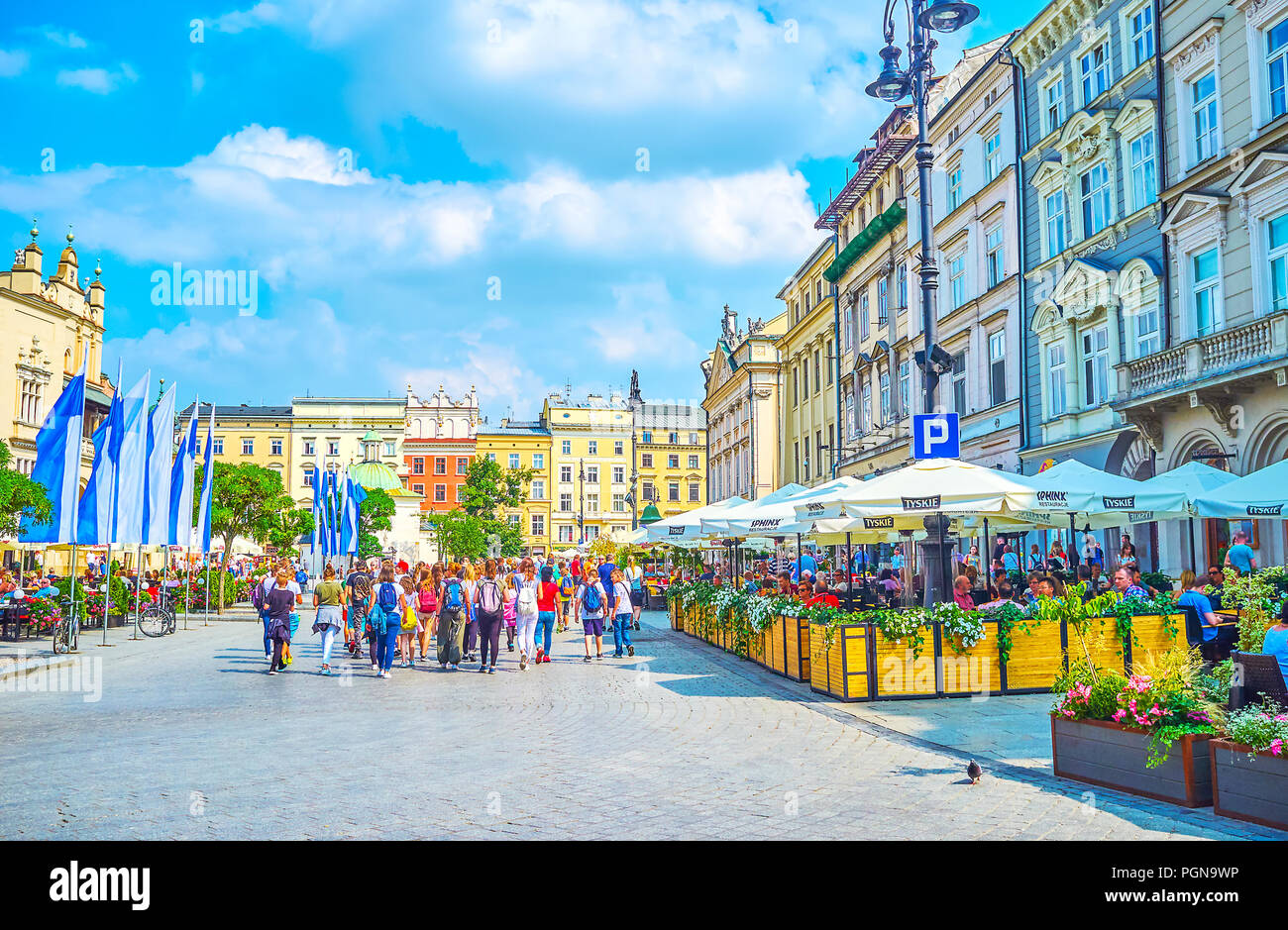 Cracovie, Pologne - 11 juin 2018 : Les restaurants de la place du marché sont des endroits les plus populaires de la ville avec belle vue sur l'activité de la ville, le 11 juin Banque D'Images