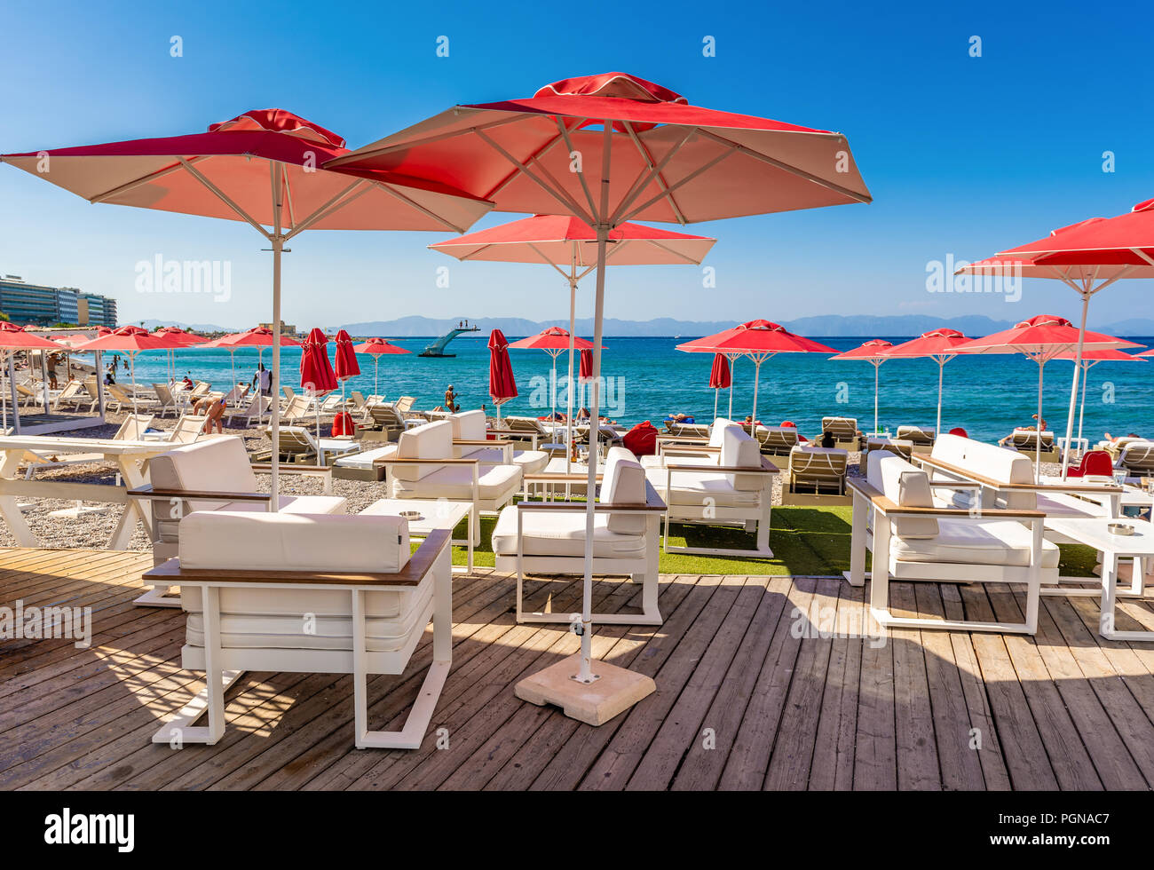 RHODES, GRÈCE - 13 mai 2018 : Des chaises longues avec parasols sur la plage de Ellie dans la ville de Rhodes. Grèce Banque D'Images