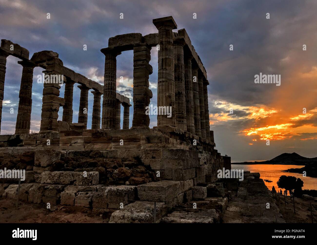 Temple de Poséidon au coucher du soleil avec vue sur la mer dans un jour nuageux Banque D'Images