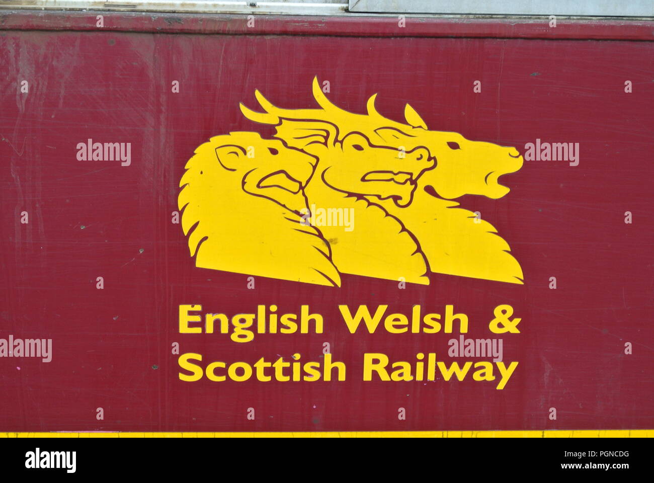 EWS (English Welsh & Scottish Railway) logo sur le côté de la classe 66 66138 locomotive à Newton Abbot, Devon, Angleterre. Banque D'Images