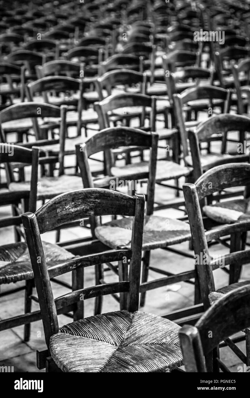 Des rangées de chaises pour la congrégation à l'intérieur de la cathédrale de Reims, France Banque D'Images