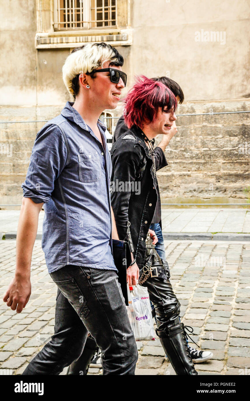 Trois adolescents dans le style punk et Goth vu à Reims, France Banque D'Images