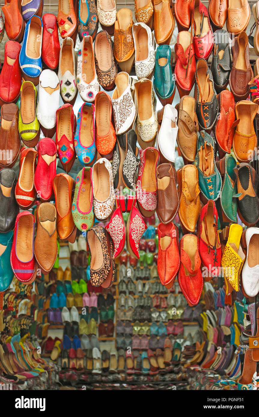 Magasin de chaussures, Babouches marocaines, chaussons, Souk, Fes, Maroc, Fes-Meknes Banque D'Images