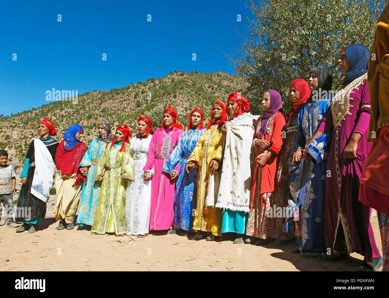 La danse des femmes en robes colorées, célébration de mariage berbère dans les montagnes du Haut Atlas, Drâa-Tafilalet province, Maroc Banque D'Images