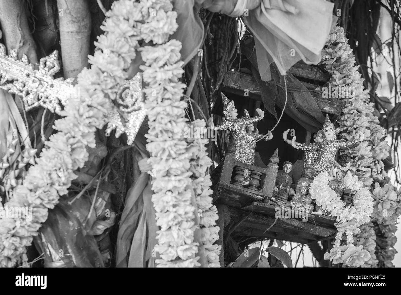 Spirit of Thaïlande Banyan Tree ornés de rubans et spirituels Banque D'Images