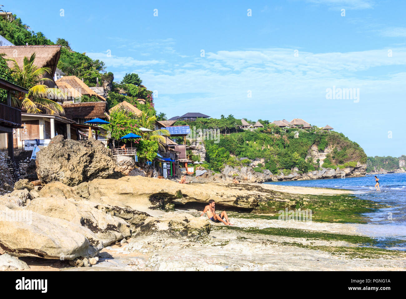 Bali, Indonésie - 30 mai 2017 : Les gens en train de bronzer sur la plage de Bingin. La plage est rocheuse avec un peu de sable mainy. Banque D'Images