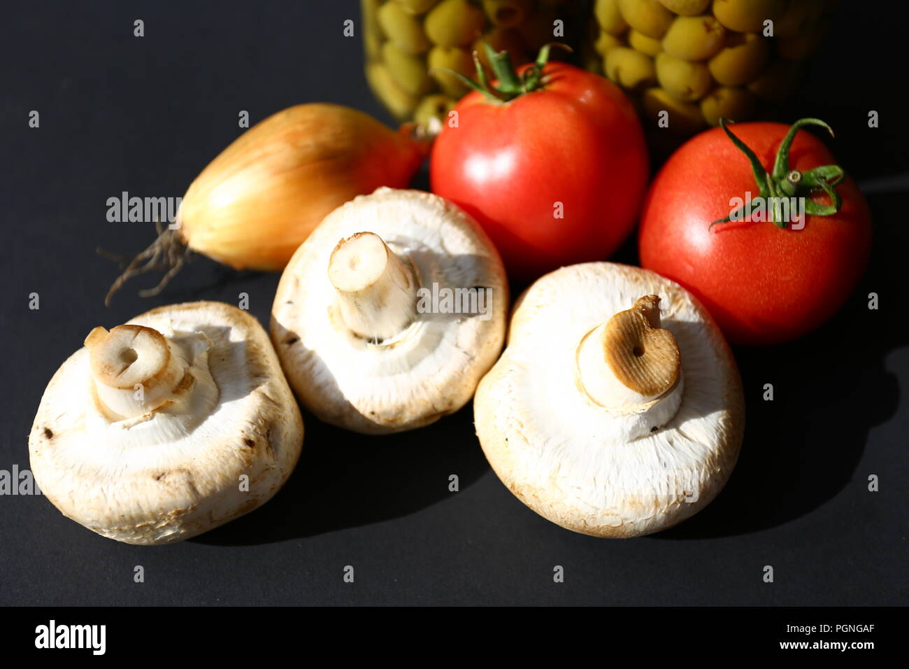 L'alimentation : Légumes - tomates, oignons, olives, champignons Banque D'Images