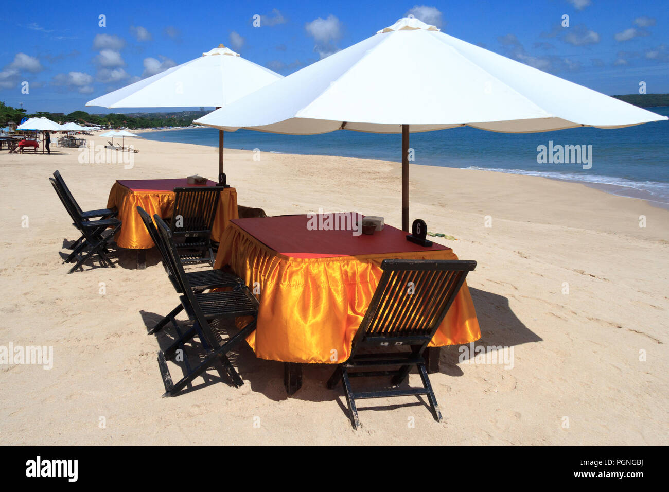 Des tables pour le déjeuner, le dîner, la plage de Jimbaran, Bali, Indonésie Banque D'Images