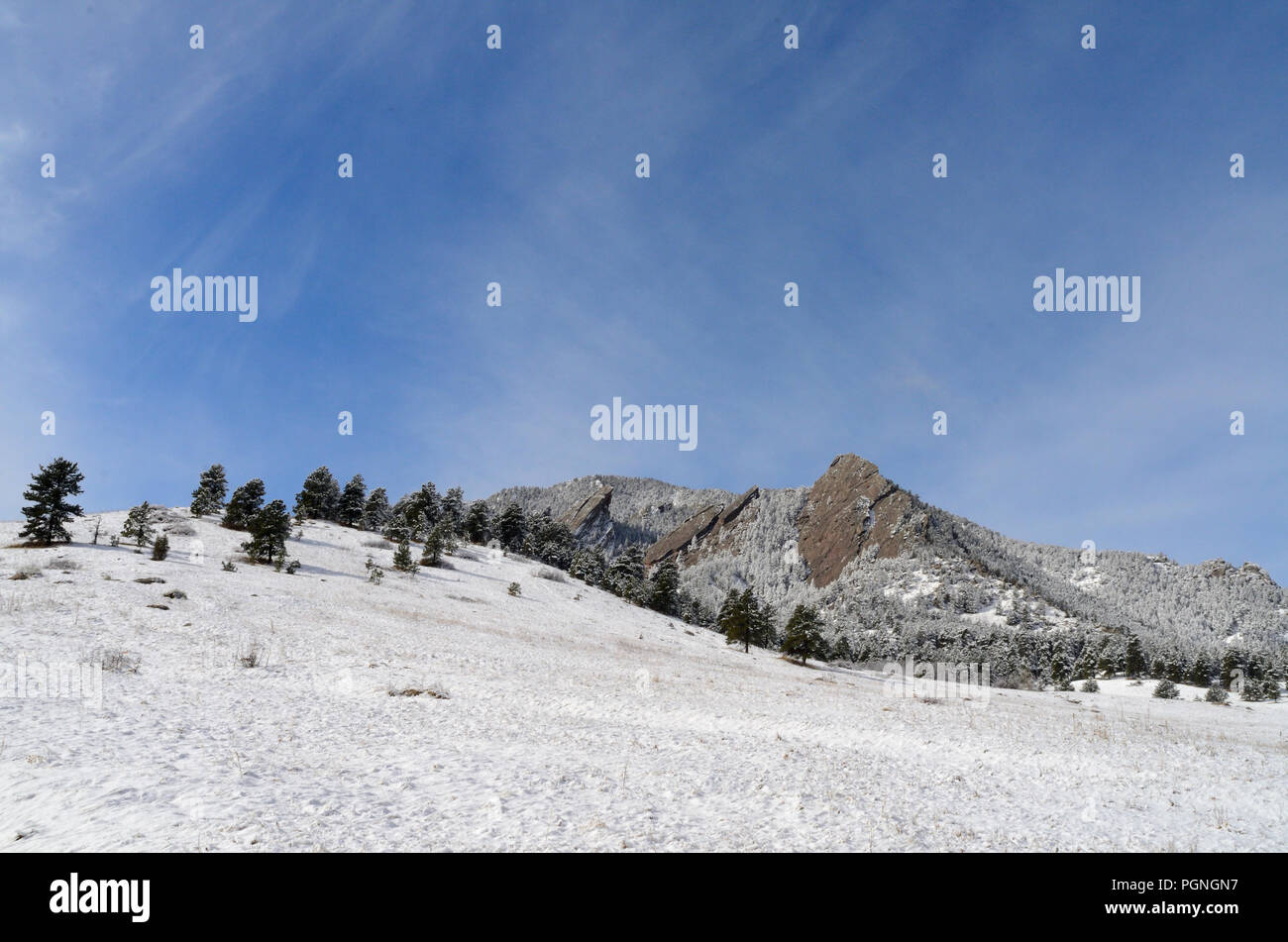 Les fers après une neige légère. Banque D'Images