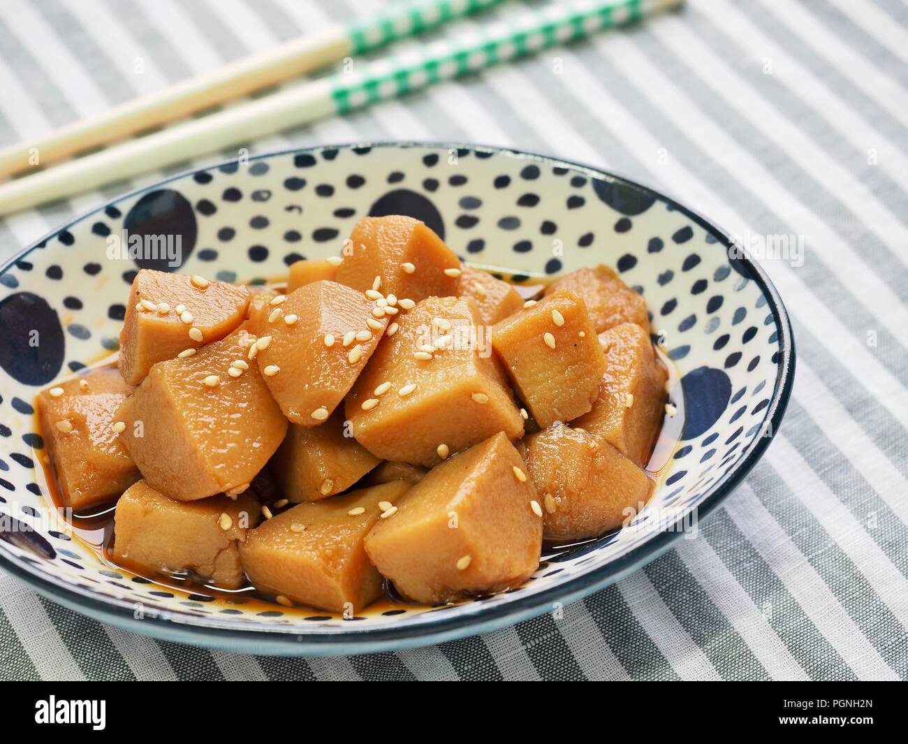 Compote de pommes d'aliments asiatiques avec de la sauce soja Banque D'Images