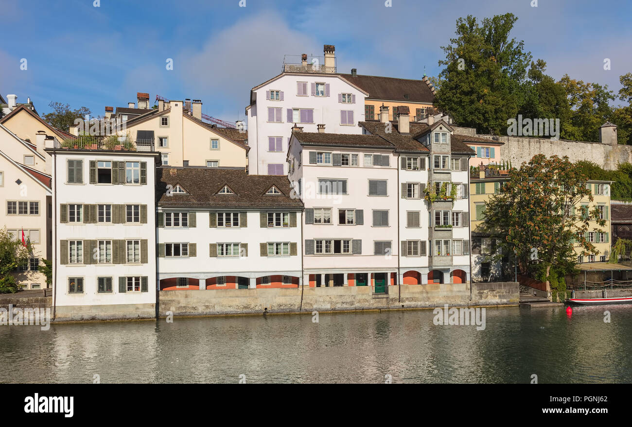 Bâtiments historiques de la ville de Zurich le long de la Limmat. Banque D'Images