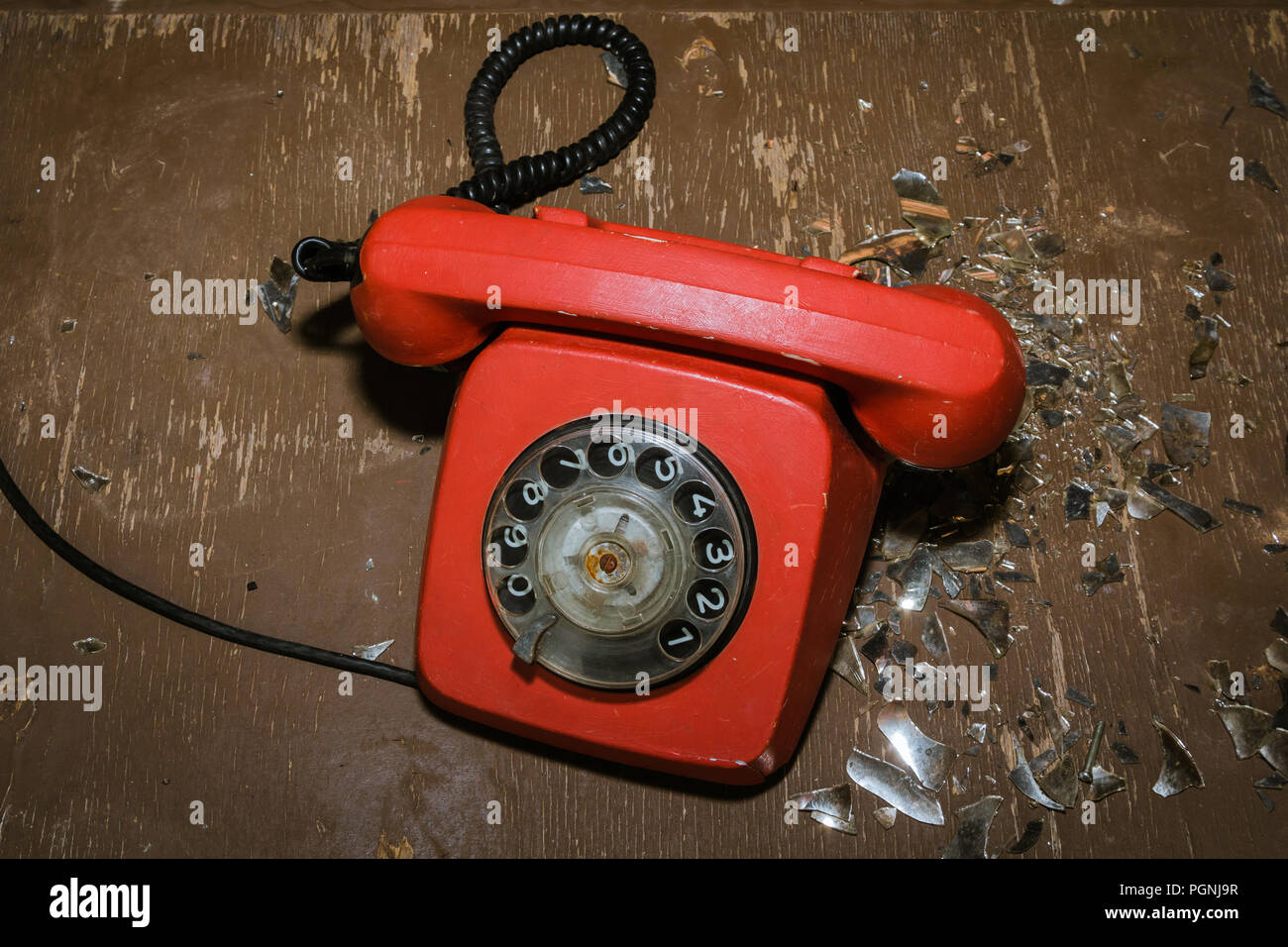 Vieux téléphone rouge de couleur sur une surface en bois, vue du dessus Banque D'Images