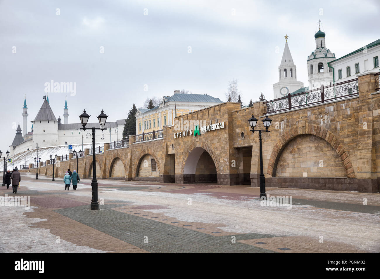 KAZAN, RUSSIE - janvier 03, 2018 Métro : rue piétonne située sur Krémlyevskaya Bauman à côté de principaux sites touristiques de la ville Banque D'Images
