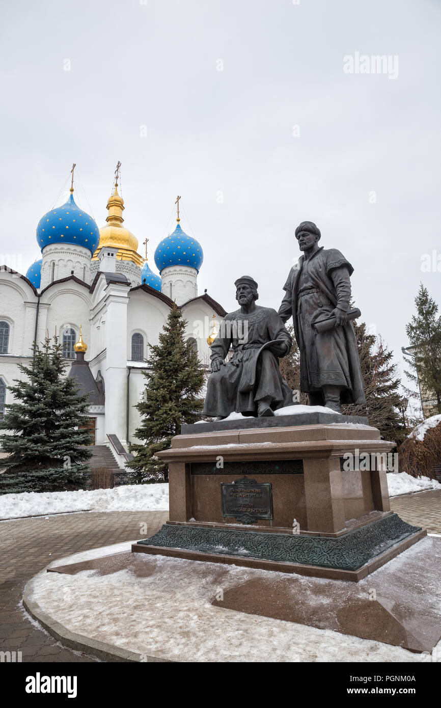 KAZAN, RUSSIE - janvier 03, 2018 : monument à l'architecte du Kremlin de Kazan, créé en 2003, à l'arrière-plan de la cathédrale de l'Annonciation, en hiver Banque D'Images