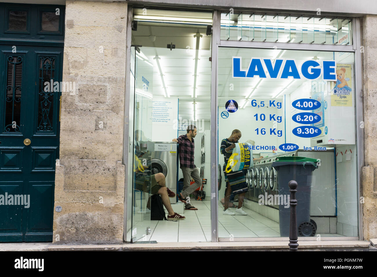 Extérieur d'une laverie avec des prix sur la fenêtre à Paris, France. Banque D'Images