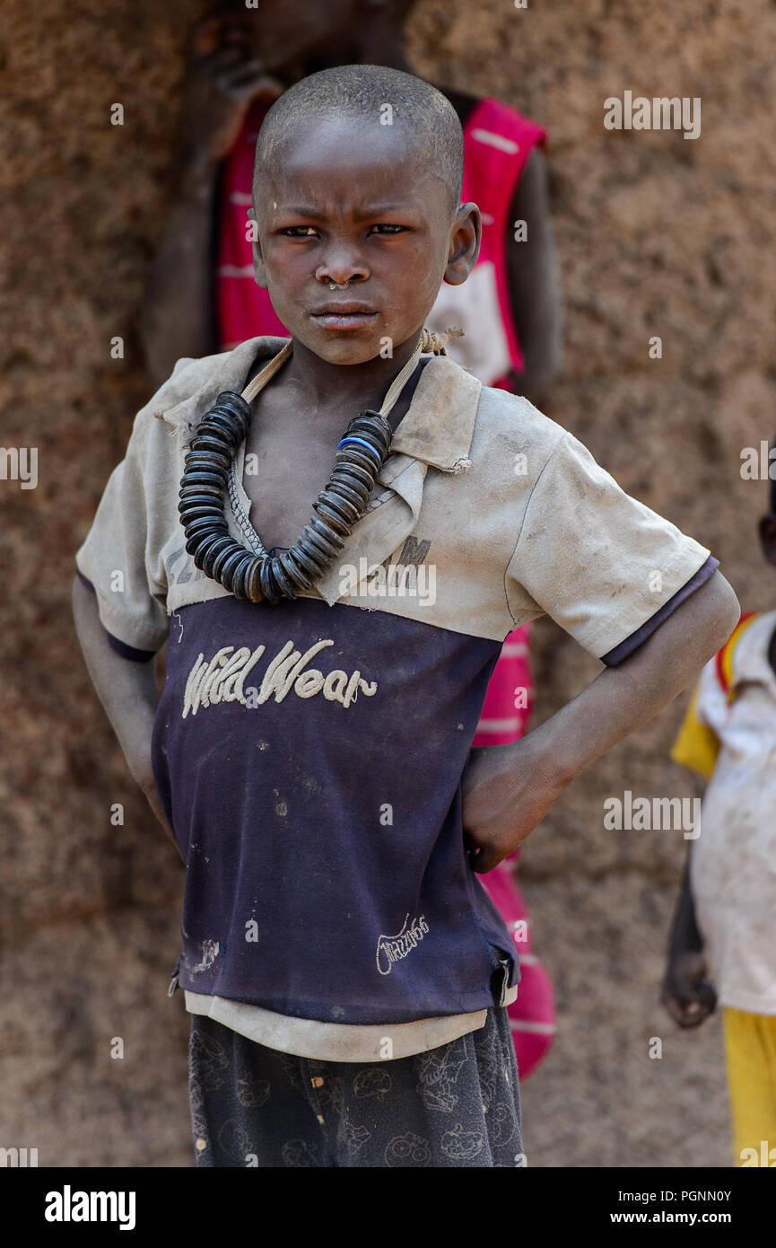 KARA REG., TOGO - Jan 14, 2017 : Konkomba non identifié petit garçon se trouve dans le village. Konkombas sont un groupe ethnique du Togo Banque D'Images