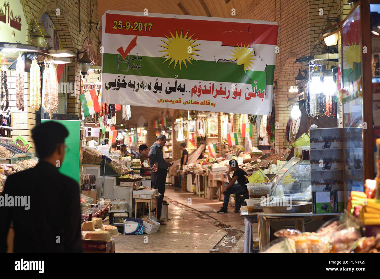 23 septembre 2017 - Erbil, au Kurdistan : drapeaux et bannières kurde Kurdistan promouvoir le référendum sur l'indépendance dans le marché traditionnel en face de la citadelle d'Erbil. L'ambiance dans les rues d'Erbil avant le référendum sur l'indépendance du Kurdistan irakien. *** FRANCE / PAS DE VENTES DE MÉDIAS FRANÇAIS *** Banque D'Images