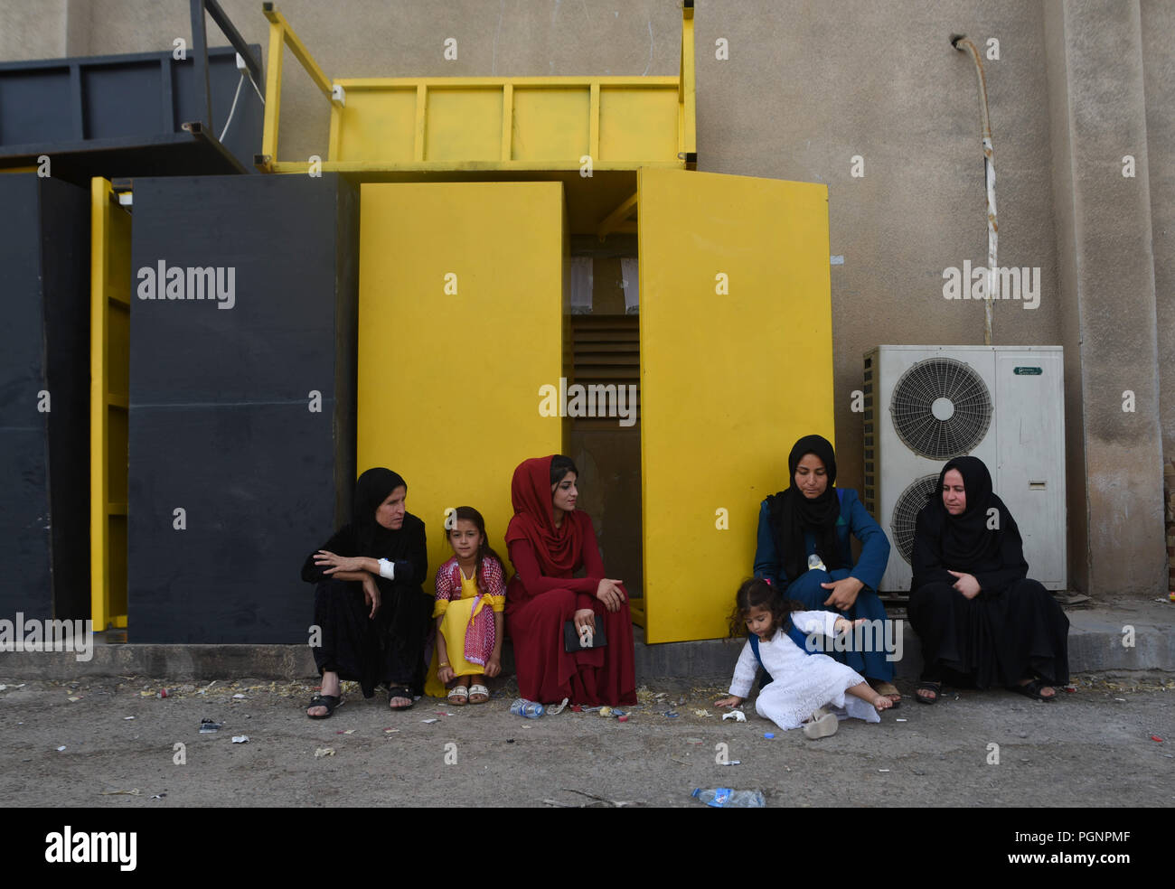 25 septembre 2017 - Erbil, au Kurdistan irakien : femmes kurdes d'attendre à l'extérieur un bulletin de station après l'exercice de leur droit de vote dans un référendum historique sur l'indépendance du Kurdistan. À Metlaoui Des votent lors du référendum sur l'indépendance du Kurdistan irakien. *** FRANCE / PAS DE VENTES DE MÉDIAS FRANÇAIS *** Banque D'Images