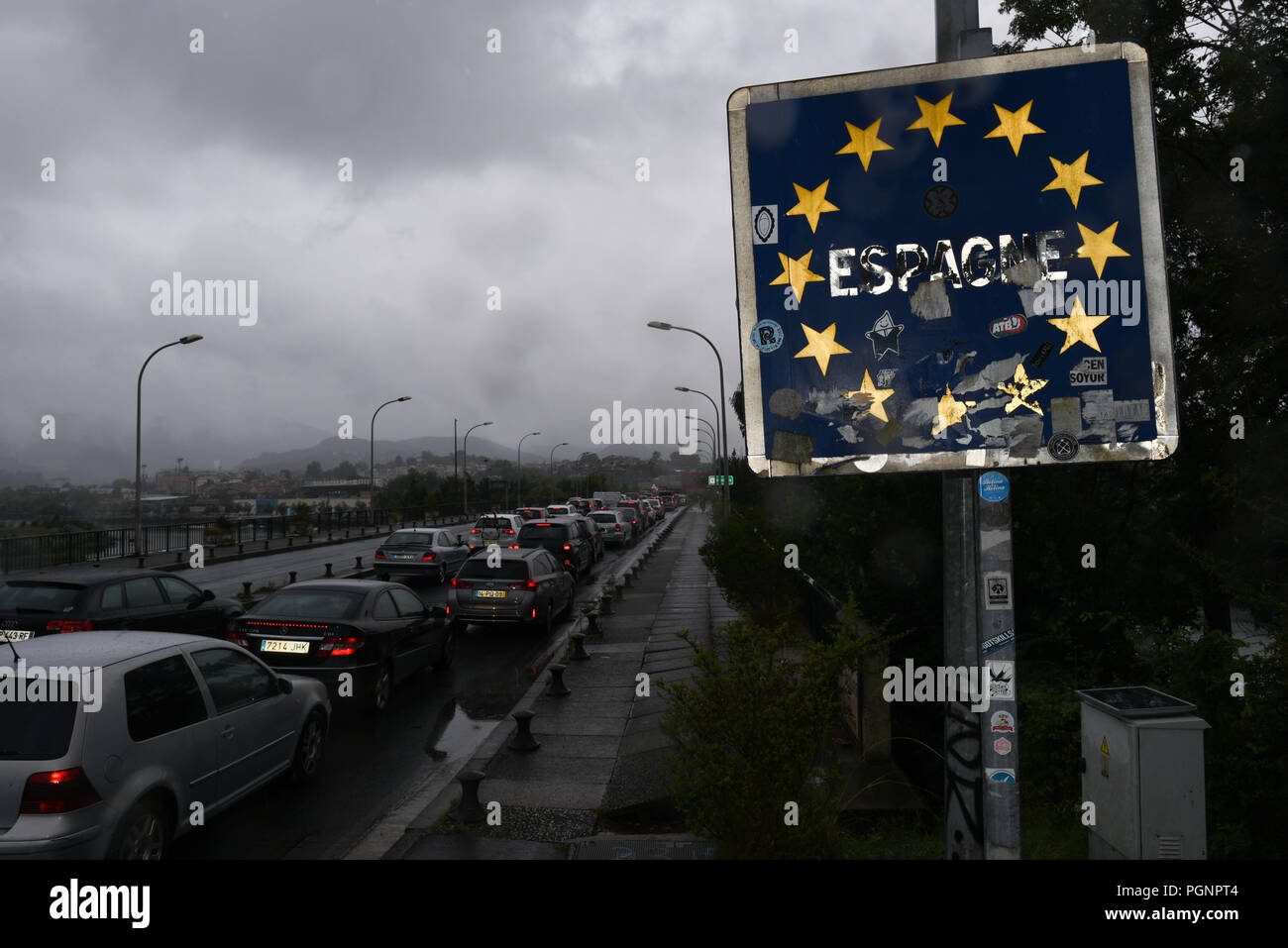 17 août 2018 - Hendaye, France : un vieux road sign reading 'Espagne', l'Espagne en langue française, près du pont entre Hendaye et Irun, qui marque la frontière entre la France et l'Espagne. Illustration de la frontiere entre Irun et Hendaye au pays basque. De nombreux migrants africains francophones arrive en Espagne en bateau depuis le Maroc esperent desormais franchir cette frontière afin d'atteindre leur destination en France. *** FRANCE / PAS DE VENTES DE MÉDIAS FRANÇAIS *** Banque D'Images