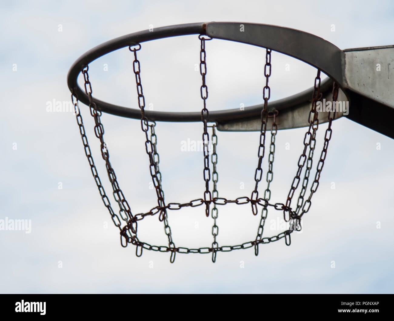 Panier de basket-ball en métal avec chaîne fond de ciel net Photo Stock -  Alamy