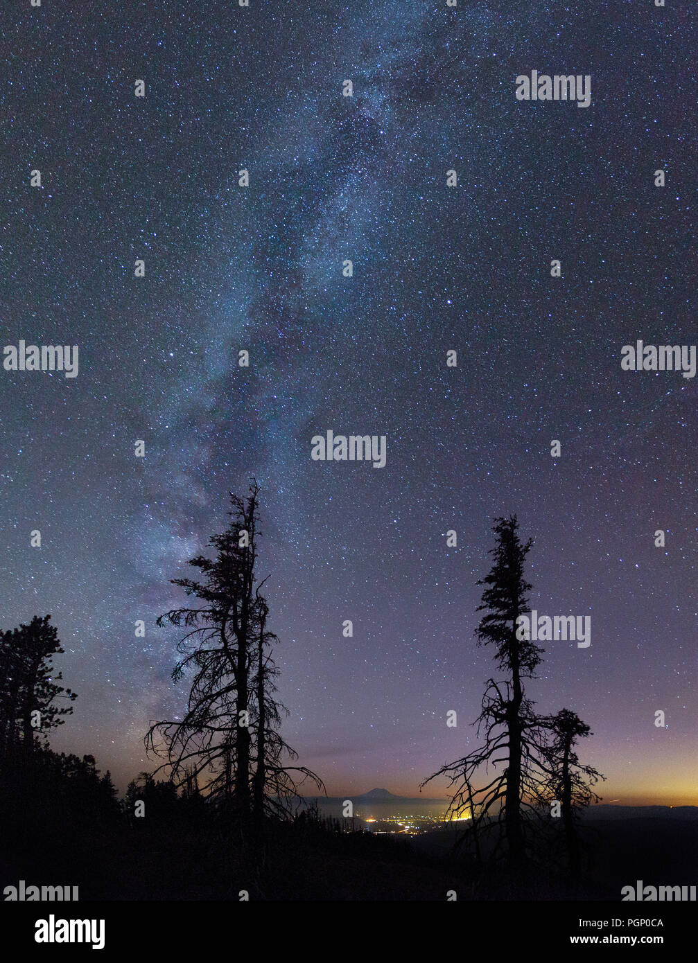 Voie Lactée avec Mt. Rainier dans la distance comme vu de la Montagne de la table Banque D'Images