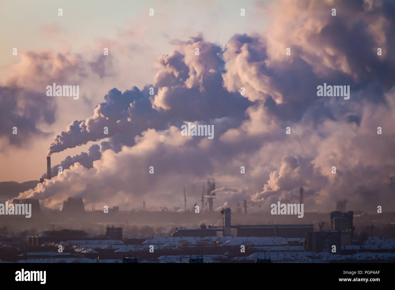 Kemerovo, Russie - 30 janvier 2018 - De la fumée sort de la cheminée de chauffage et d'électricité Banque D'Images