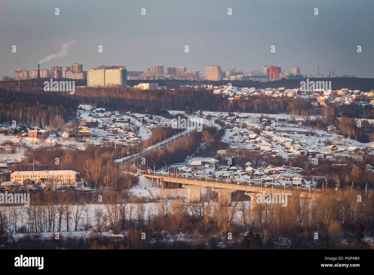 Kemerovo, Russie - 30 janvier 2018 - hiver vue aérienne du pont de Kouzbass et P-255 route menant au centre cardiologique de Kemerovo Banque D'Images