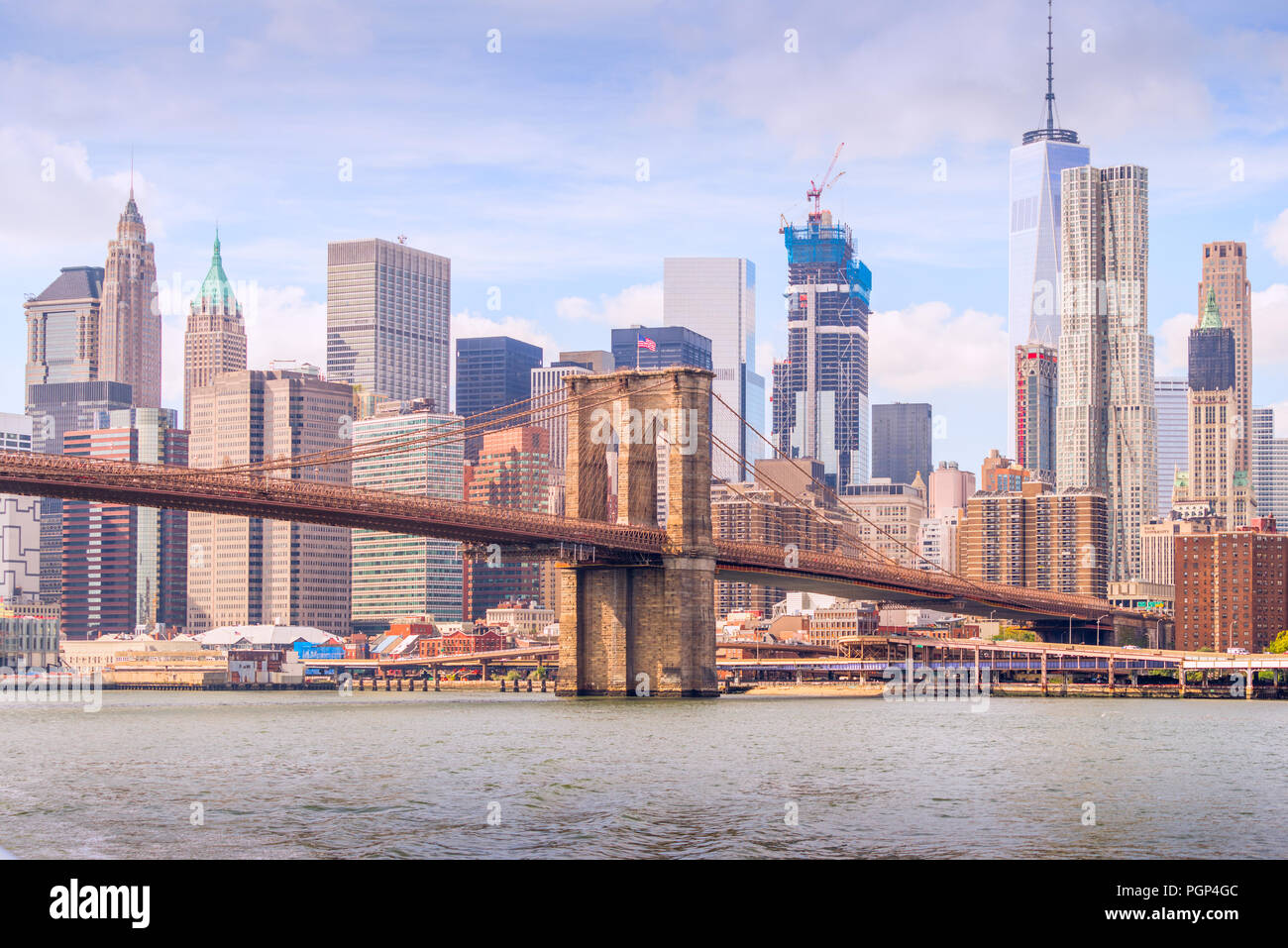 À la recherche de pont de Brooklyn avec Manhattan en arrière-plan Banque D'Images