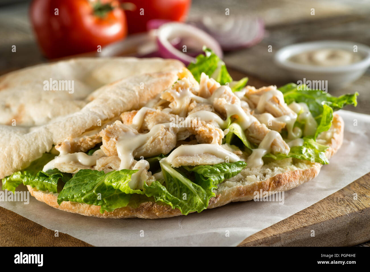 Un délicieux sandwich pita au poulet avec de la laitue et de la sauce. Banque D'Images